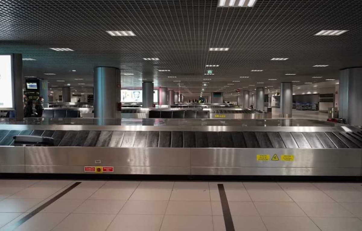 Tapis de livraison des bagages dans le hall des arrivées internationales d'un aéroport chinois