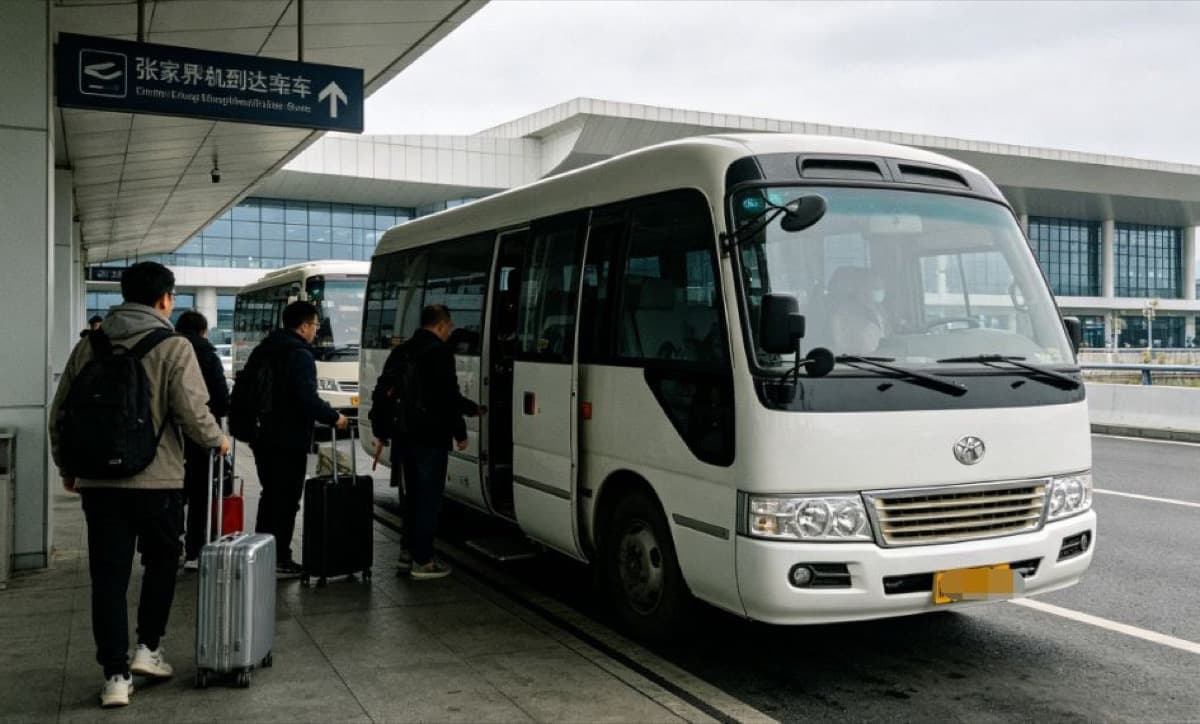 La navette gratuite de l'aéroport prenant des passagers à la sortie du hall des arrivées de l'aéroport de Zhangjiajie Hehua