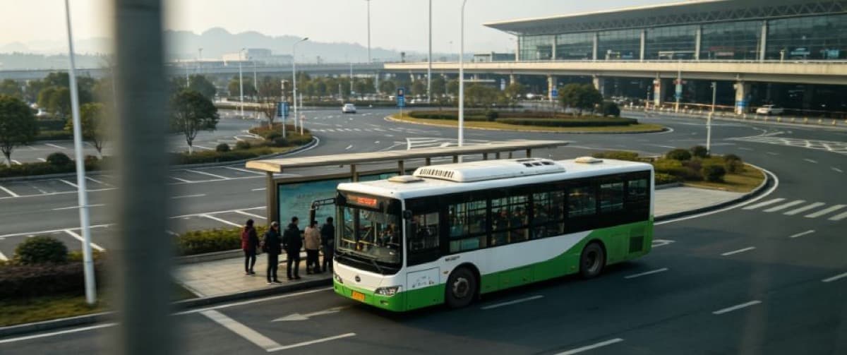 Le bus urbain n° 4 à l'arrêt devant l'aéroport de Zhangjiajie Hehua, avec le terminal en arrière-plan